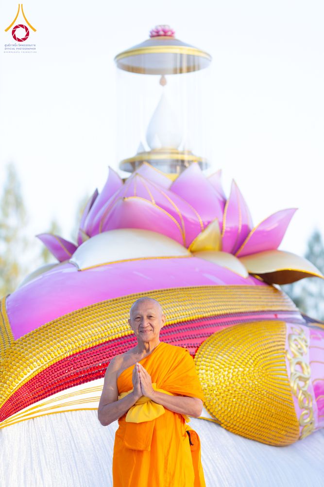 ภาพ No.290696:วันที่ 8 มกราคม พ.ศ. 2569 พระธรรมยาตราปฏิบัติธรรม และถ่ายภาพหมู่ประวัติศาสตร์ ในโครงการธรรมยาตรา กตัญญูบูชามหาปูชนียาจารย์ พระมงคลเทพมุนี(สด จนฺทสโร) พระผู้ปราบมาร อนุสรณ์สถาน 7 แห่ง ปีที่ 14 ณ อนุสรณ์สถานคลองบางนางแท่น อ.สามพราน จ.นครปฐม