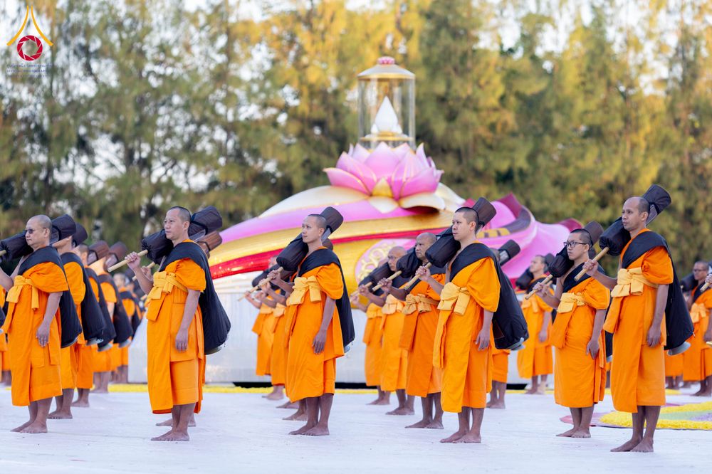 ภาพ No.290680:วันที่ 8 มกราคม พ.ศ. 2569 พระธรรมยาตราปฏิบัติธรรม และถ่ายภาพหมู่ประวัติศาสตร์ ในโครงการธรรมยาตรา กตัญญูบูชามหาปูชนียาจารย์ พระมงคลเทพมุนี(สด จนฺทสโร) พระผู้ปราบมาร อนุสรณ์สถาน 7 แห่ง ปีที่ 14 ณ อนุสรณ์สถานคลองบางนางแท่น อ.สามพราน จ.นครปฐม