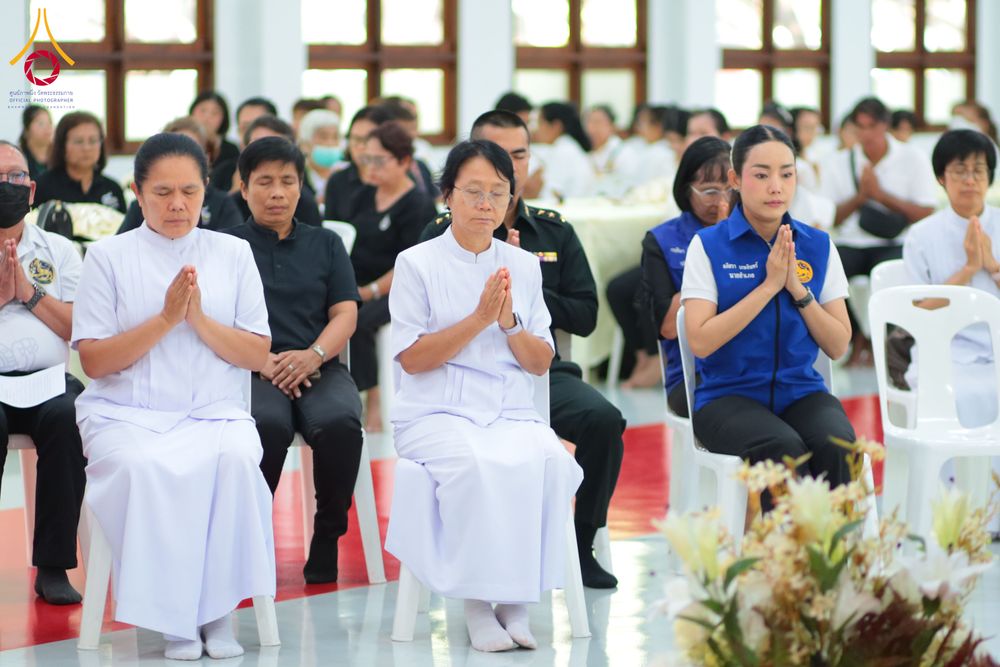 ภาพ No.327420:วันศุกร์ที่ 1 พฤษภาคม พ.ศ. 2569 รวมใจพสกนิกรชาวอำเภอคลองหลวง ประดิษฐ์ดอกไม้จันทน์ เพื่อใช้ในพิธีถวายดอกไม้จันทน์ในงานพระราชพิธีถวายพระเพลิงพระบรมศพ สมเด็จพระนางเจ้าสิริกิติ์ พระบรมราชินีนาถ พระบรมราชชนนีพันปีหลวง ณ วัดพระธรรมกาย