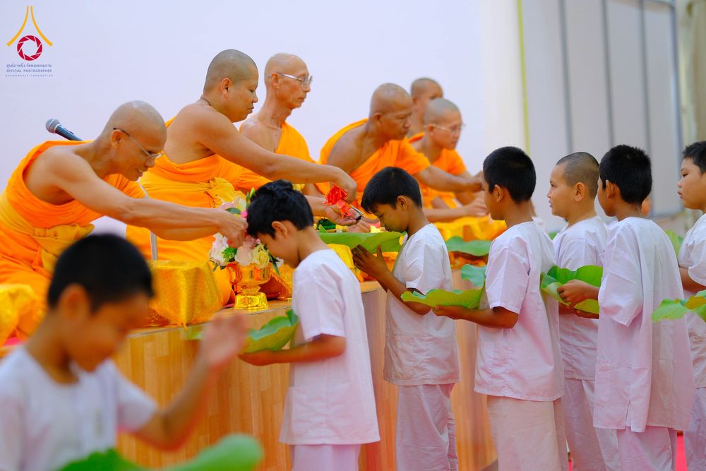 ภาพ No.319916:วันเสาร์ที่ 4 เมษายน พ.ศ.2569 พิธีตัดปอยผมและปลงผม พิธีขอขมาผู้ปกครองและมอบผ้าไตร พิธีบรรพชาและถวายบาตร ณ ศูนย์ปฏิบัติธรรมและศูนย์อบรมเยาวชนเพชรบุรี  ต.ท่าแลง อ.ท่ายาง จ.เพชรบุรี