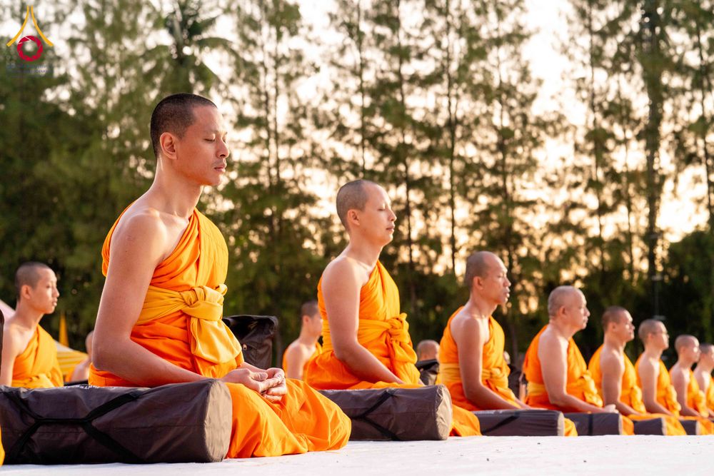 ภาพ No.290595:วันที่ 8 มกราคม พ.ศ. 2569 พระธรรมยาตราปฏิบัติธรรม และถ่ายภาพหมู่ประวัติศาสตร์ ในโครงการธรรมยาตรา กตัญญูบูชามหาปูชนียาจารย์ พระมงคลเทพมุนี(สด จนฺทสโร) พระผู้ปราบมาร อนุสรณ์สถาน 7 แห่ง ปีที่ 14 ณ อนุสรณ์สถานคลองบางนางแท่น อ.สามพราน จ.นครปฐม