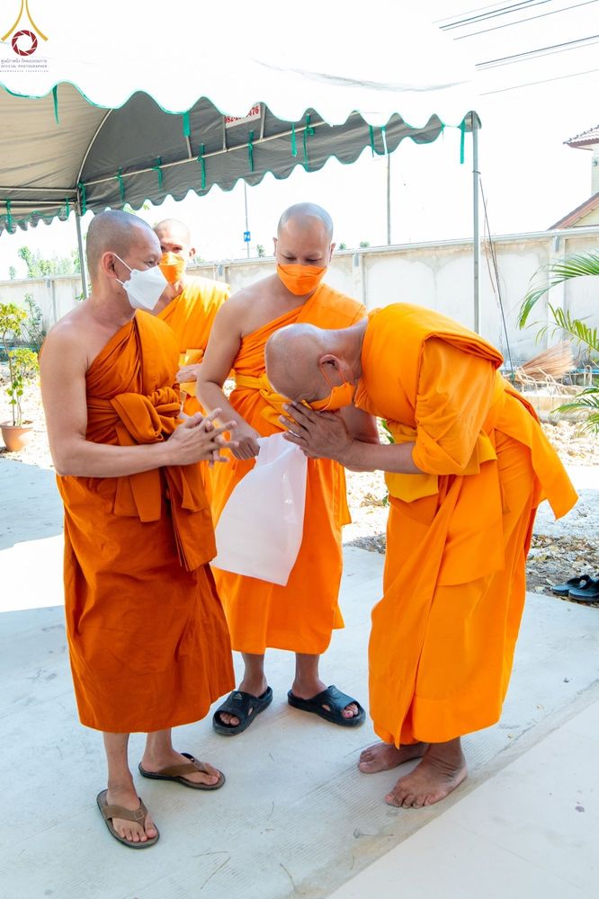 ภาพ No.70308:พิธีเจริญพระพุทธมนต์ ปฏิบัติธรรม มอบทุนการศึกษา ถวายสังฆทาน 139 วัด เพื่อถวายเป็นพุทธบูชา และขับเคลื่อนโครงการหมู่บ้านรักษาศีล 5 โดยคณะสงฆ์จังหวัดสุพรรณบุรี คณะศิษยานุศิษย์วัดพระธรรมกาย โครงการธรรมยาตรา ปีที่ 11 วันที่ 7 มกราคม พ.ศ. 2566 ณ ศูนย์ปฏิบัติธร