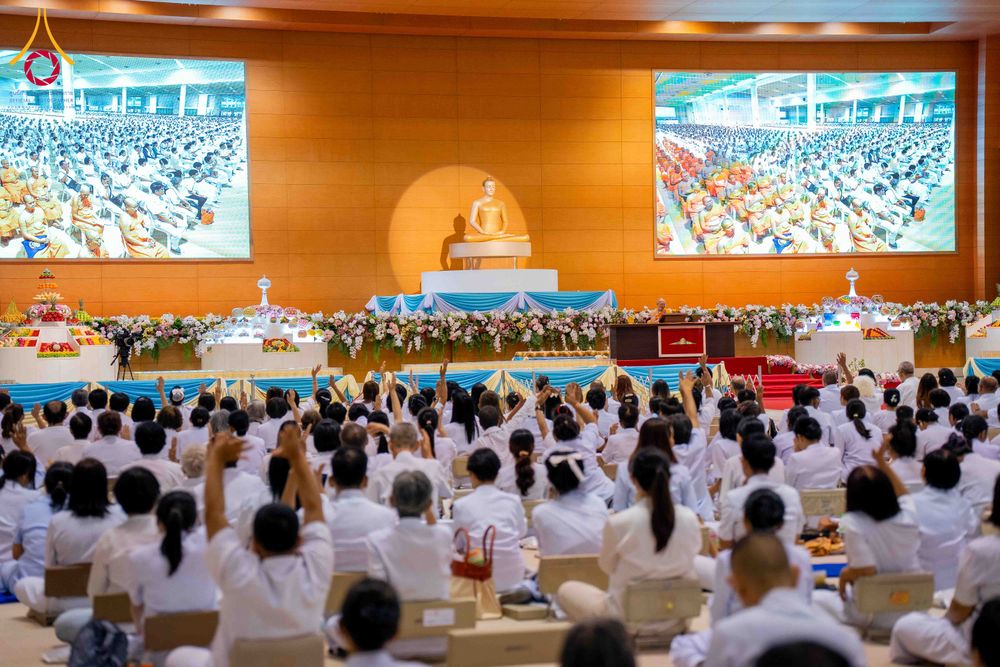 ภาพ No.337952:วันอาทิตย์ต้นเดือน 5 กรกฎาคม พ.ศ.2569 สัมมนาพิเศษ พิธีมอบพระของขวัญ ณ ห้องแก้วสารพัด1 วัดพระธรรมกาย