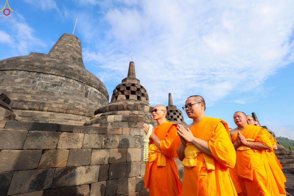ภาพ No.330033:วันที่ 27-29 พฤษภาคม พ.ศ.2569 MBMI Tangerang (Majelis Agama Buddha Mahanikaya) ได้มีการเตรียมงานเพื่อจัดงานวิสาขบูชานานาชาติ  ชึ่งในงานจะมีการจุดประทีปโคมลาน โคมลอย กว่า 20,000 ดวง  เพื่อน้อมถวายเป็นพุทธบูชา และเพื่อเป็นการกระชับสัมพันธมิตรภาพ