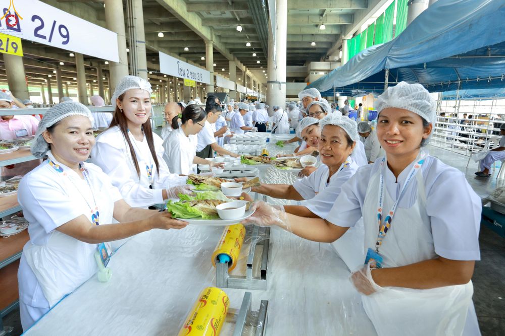 ภาพ No.323673:วันที่ 22 เมษายน พ.ศ.2569(วันคุ้มครองโลก) งานถวายมหาสังฆทาน 40,000 กว่าวัดทั่วประเทศ คณะสงฆ์ฉันภัตตาหารเพล