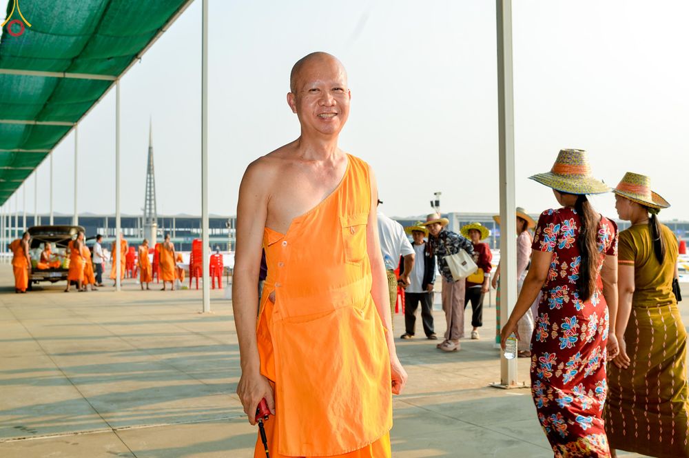 ภาพ No.323058:วันที่ 19 เมษายน พ.ศ.2569 การเรียงกล่องไทยธรรม , เตรียมงานจราจร เพื่องานถวายมหาสังฆทาน 40,000 กว่าวัดทั่วประเทศ วันคุ้มครองโลก 22 เมษายน พ.ศ.2569 วัดพระธรรมกาย
