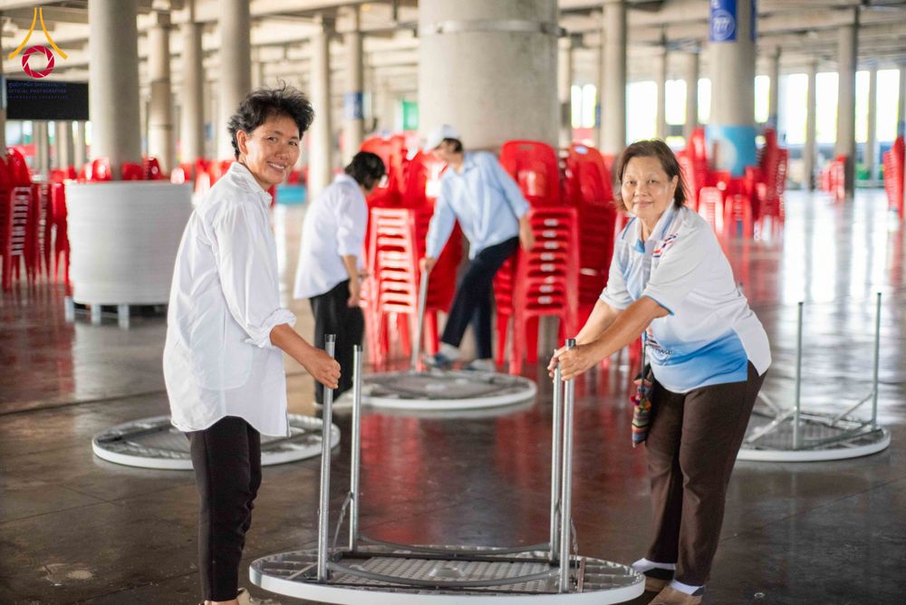 ภาพ No.325284:วันที่ 24-25 เมษายน พ.ศ.2569  เจ้าหน้าที่และอาสาสมัครรับบุญเก็บโต๊ะ เก้าอี้ ผ้าระบาย งานถวายมหาสังฆทาน 40,000 กว่าวัดทั่วประเทศ  ณ วิหารคด, สภาธรรมกายสากล วัดพระธรรมกาย