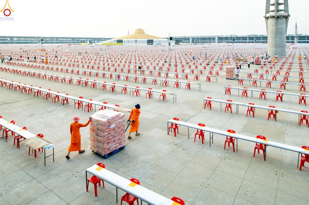 ภาพ No.322537:วันที่ 17 เมษายน พ.ศ.2569 การเรียงกล่องไทยธรรม เรียงน้ำดื่ม เรียงร่ม ณ ลานธรรมพระมหาธรรมกายเจดีย์ เพื่องานถวายมหาสังฆทาน 40,000 กว่าวัดทั่วประเทศ วันคุ้มครองโลก 22 เมษายน พ.ศ.2569 วัดพระธรรมกาย