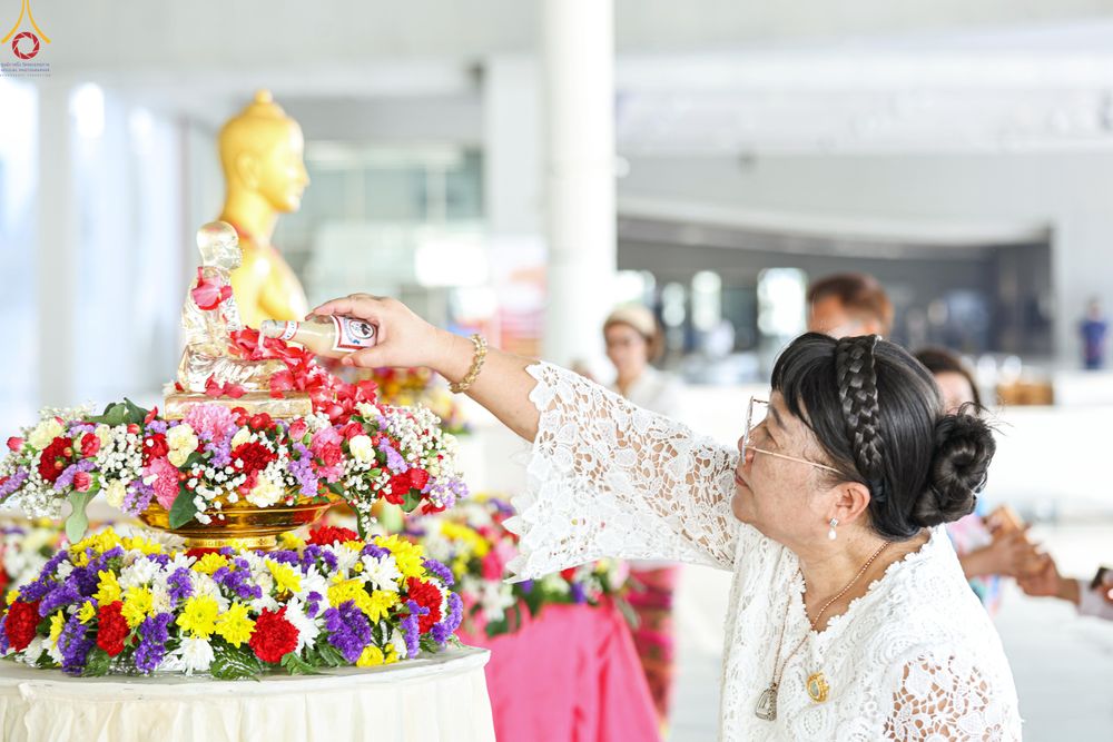 ภาพ No.322262:วันที่ 13 เมษายน พ.ศ.2569 สาธุชนสรงน้ำพระ เนื่องในวันสงกรานต์ ณ หอฉันคุณยายอาจารย์ วัดพระธรรมกาย