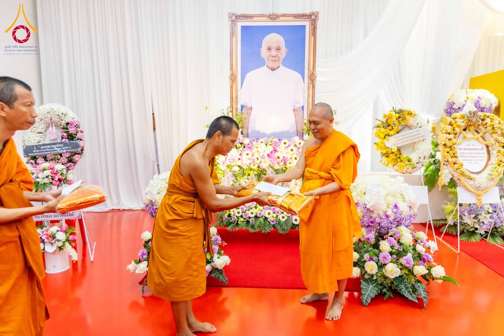 ภาพ No.316074:วันศุกร์ที่ 27 มีนาคม พ.ศ. 2569 พิธีบำเพ็ญกุศล คุณพ่อณรงค์ จินตมากุล  สิริอายุ 99 ปี 11 เดือน โยมบิดา พระครูปลัดรัตนวีรวัฒน์ (รังสฤษดิ์ อิทฺธิจินตโก) ที่ปรึกษาเจ้าคณะจังหวัดปทุมธานี เจ้าอาวาสวัดพระธรรมกาย  ณ ห้องปลูกศรัทธา 2 วัดพระธรรมกาย ปทุมธานี