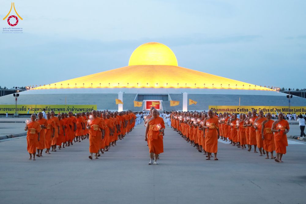 ภาพ No.286711:วันอาสาฬหบูชา วันพฤหัสบดีที่ 10 กรกฏาคม พ.ศ.2568  พิธีเวียนประทักษิณรอบพระมหาธรรมกายเจดีย์ , พิธีฉลองชัยสวดมนต์บทธัมมจักกัปปวัตตนสูตร ครบ 7,520,000,000 จบ ณ มหารัตนวิหารคด วัดพระธรรมกาย