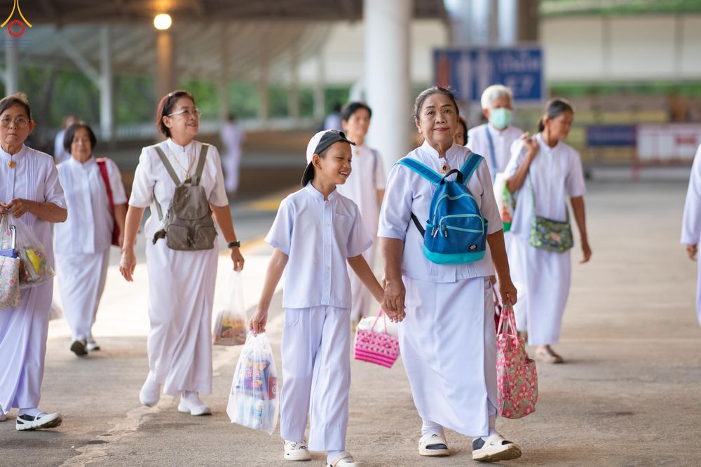 ภาพ No.327880:วันที่ 3 พฤษภาคม พ.ศ.2569 พิธีตักบาตร ข้าวสารอาหารแห้ง ณ บ้านแก้วเรือนทองคุณยายอาจารย์ฯ วัดพระธรรมกาย