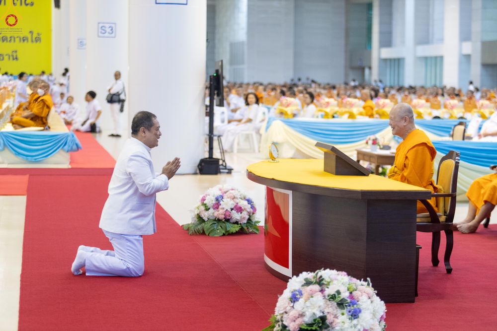 ภาพ No.342211:วันอาทิตย์ที่ 2 สิงหาคม พ.ศ.2569 พิธีมุทิตาสักการะพระภิกษุ  ผู้สอบได้เปรียญธรรม 9 ประโยค ระดับโลก ปีที่ 38, พิธีมอบโล่เกียรติยศ และทุนการศึกษา สำนักเรียนบาลีดีเด่นทั่วประเทศ ณ สภาธรรมกายสากล วัดพระธรรมกาย