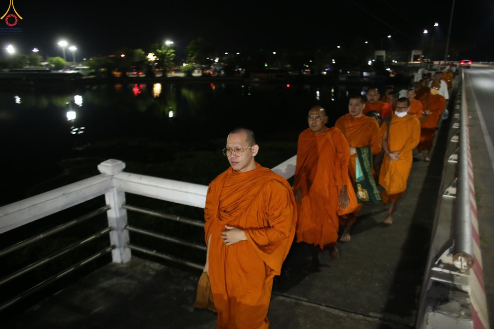 ภาพ No.284119:วันเสาร์ที่ 20 ธันวาคม พ.ศ.2568  พิธีตักบาตรพระ 10,000 รูป เนื่องในโอกาส 194 ปี จังหวัดกาญจนบุรี และอุทิศส่วนกุศลให้แด่บรรพชนทั้งหลาย บริเวณถนนสองแคว (Skywalk) เมืองกาญจนบุรี