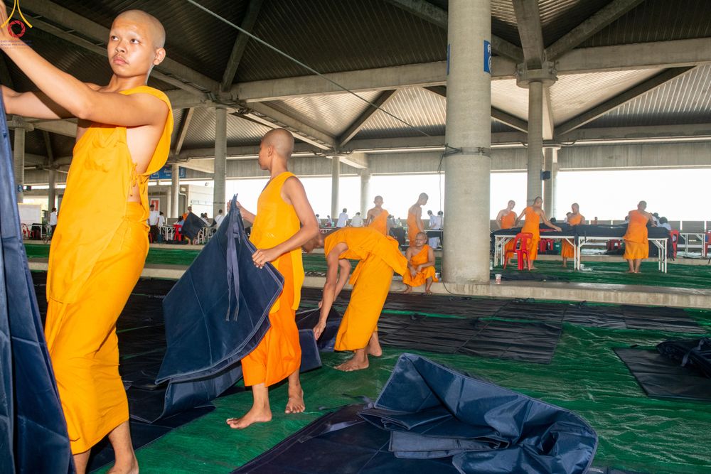 ภาพ No.322345:วันที่ 16 เมษายน พ.ศ.2569 การจัดเตรียมเบาะรองนอน เช็ดทำความสะอาด  เพื่องานถวายมหาสังฆทาน 40,000 กว่าวัดทั่วประเทศ วันคุ้มครองโลก 22 เมษายน พ.ศ.2569 วัดพระธรรมกาย