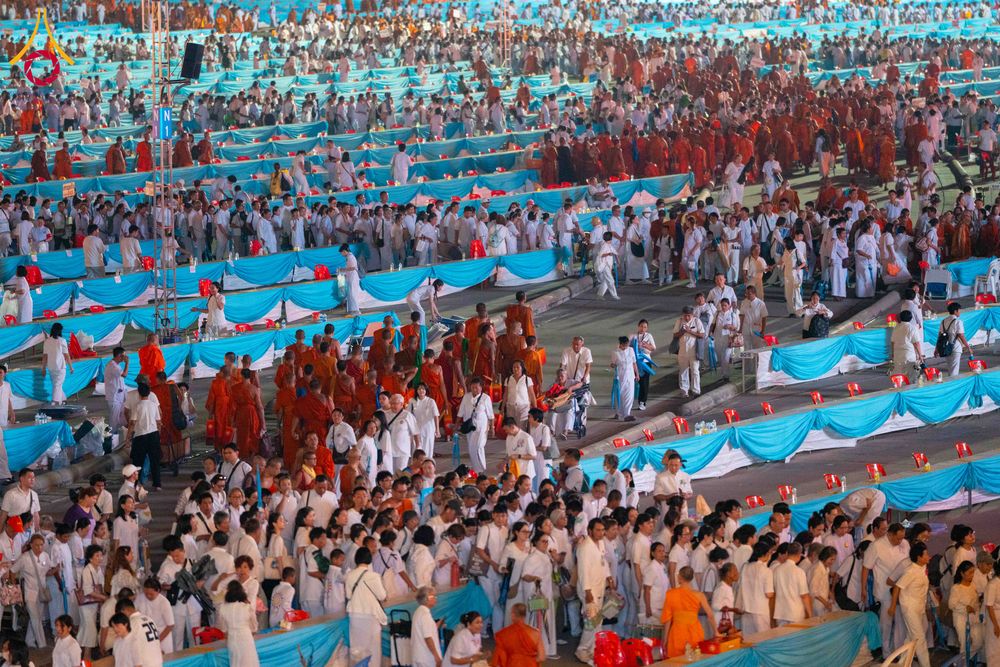 ภาพ No.324481:วันที่ 22 เมษายน พ.ศ.2569 (วันคุ้มครองโลก) บรรยากาศพระสังฆาธิการและสาธุชน การเดินทางกลับ งานถวายมหาสังฆทาน 40,000 กว่าวัดทั่วประเทศ วัดพระธรรมกาย