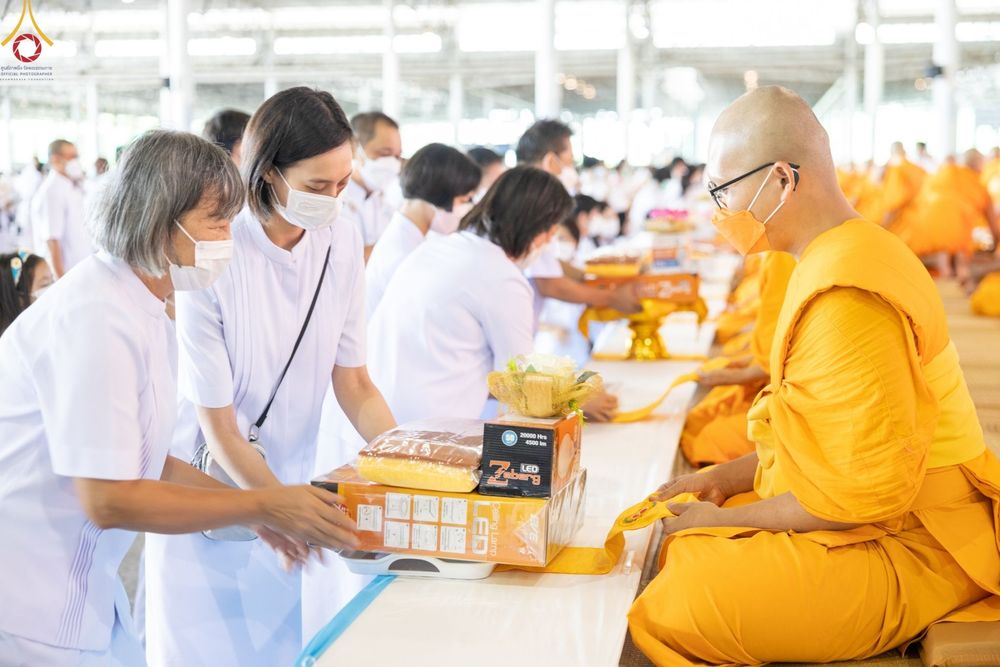 ภาพ No.48270:ประมวลภาพพิธีถวายผ้าอาบน้ำฝน และประทีปโคมไฟ เนื่องในวันอาสาฬหบูชา ประจำปี 2565