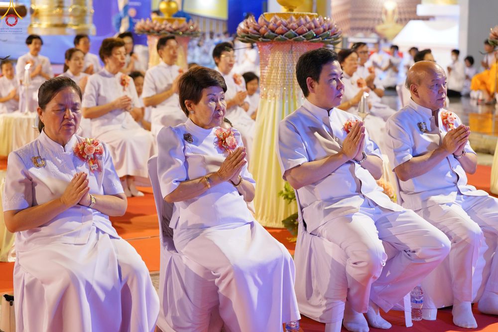 ภาพ No.331170:วันวิสาขบูชา อาทิตย์ที่ 31 พฤษภาคม พ.ศ.2569 พิธีจุดวิสาขประทีป , พิธีเวียนประทักษิณ  รอบพระมหาธรรมกายเจดีย์  และพิธีฉลองชัยสวดมนต์บทธัมมจักกัปปวัตนสูตร  ครบ 8,415,000,000 จบ ณ วัดพระธรรมกาย
