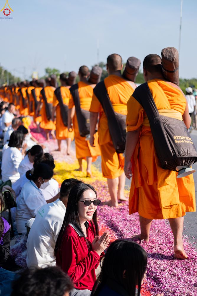 ภาพ No.292891:วันที่ 11 มกราคม พ.ศ. 2569 พิธีต้อนรับพระธรรมยาตรา ณ อนุสรณ์สถานลำดับที่ 3 สถานที่เกิดในเพศสมณะ วัดสองพี่น้อง อำเภอสองพี่น้อง จังหวัดสุพรรณบุรี ในโครงการธรรมยาตรา กตัญญูบูชา มหาปูชนียาจารย์ พระมงคลเทพมุนี(สด จนฺทสโร) พระผู้ปราบมาร อนุสรณ์สถาน 7 แห่ง ปีที