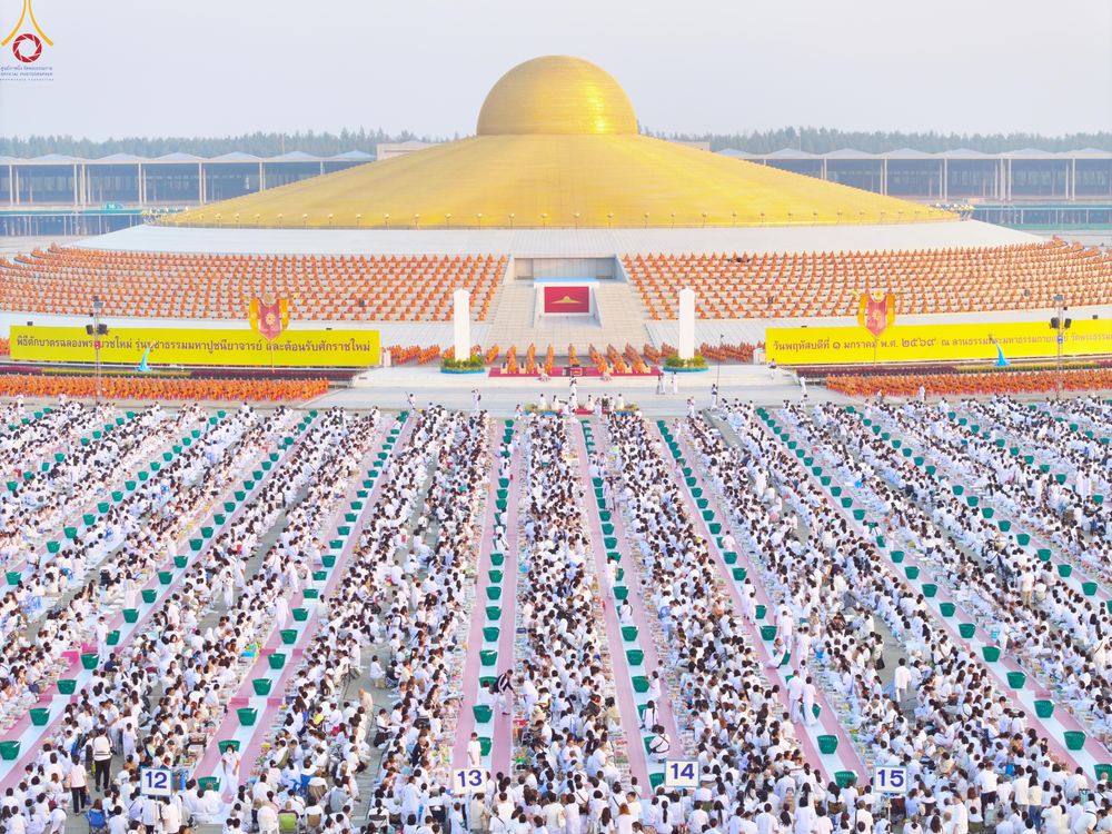 ภาพ No.279779:วันที่ 1 มกราคม พ.ศ.2569 พิธีตักบาตรในวันขึ้นปีใหม่ ณ ลานธรรม วัดพระธรรมกาย