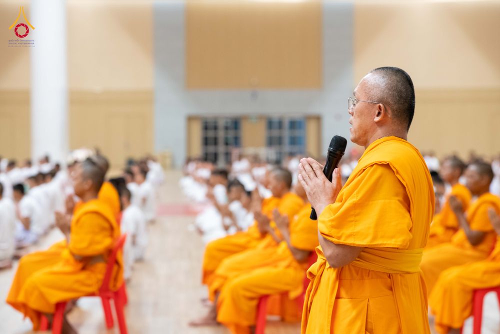 พระสงฆ์กำลังกล่าวให้โอวาทแก่ผู้เข้าร่วมโครงการบรรพชาภายในหอประชุม