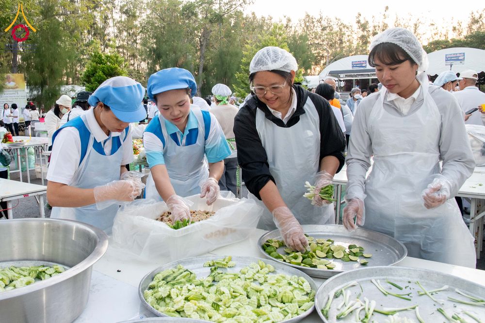 ภาพ No.288054:วันที่ 4 มกราคม พ.ศ. 2569 พิธีถวายภัตตาหารเป็นสังฆทาน แด่พระธรรมยาตรา ในโครงการธรรมยาตรา กตัญญูบูชา มหาปูชนียาจารย์ พระมงคลเทพมุนี(สด จนฺทสโร) พระผู้ปราบมาร อนุสรณ์สถาน 7 แห่ง ปีที่ 14 ณ อนุสรณ์สถานมหาวิหารพระมงคลเทพมุนี (โลตัสแลนด์) อ.สองพี่น้อง จ.สุพรร