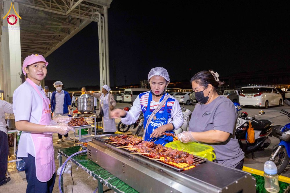 ภาพ No.303422:วันที่ 27 มกราคม พ.ศ. 2569 พิธีถวายภัตตาหารเป็นสังฆทาน แด่พระธรรมยาตรา ณ วัดพระธรรมกาย  จังหวัดปทุมธานี ในโครงการธรรมยาตรา กตัญญูบูชา มหาปูชนียาจารย์ พระมงคลเทพมุนี(สด จนฺทสโร) พระผู้ปราบมาร อนุสรณ์สถาน 7 แห่ง ปีที่ 14