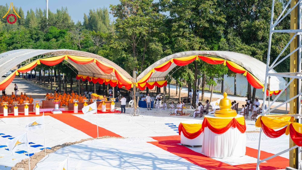 ภาพ No.285761:วันพุธที่ 10 ธันวาคม พ.ศ.2568  พิธีตอกเสาเข็มมงคลต้นสุดท้าย รองรับองค์พระเจดีย์เพื่อสร้างสันติภาพโลก ณ ศูนย์ปฏิบัติธรรมและศูนย์อบรมเยาวชน ชัยนาท