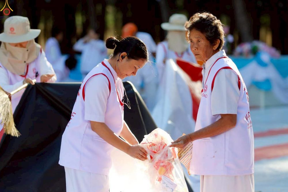 ภาพ No.300558:ภาพเบื้องหลังอาสาสมัครรวมใจ ชุดที่ 3 ในโครงการธรรมยาตรา กตัญญูบูชา มหาปูชนียาจารย์ พระมงคลเทพมุนี(สด จนฺทสโร) พระผู้ปราบมาร อนุสรณ์สถาน 7 แห่ง ปีที่ 14