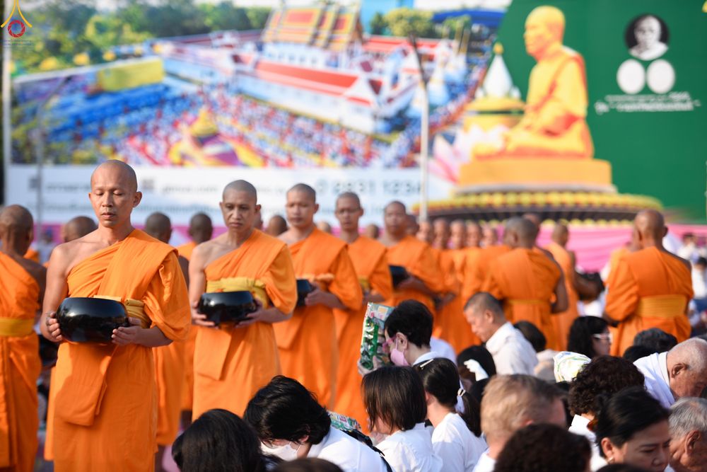 ภาพ No.297611:วันที่ 18 มกราคม พ.ศ. 2569 พิธีตักบาตรพระธรรมยาตรา ณ วัดโบสถ์บน ต.บางคูเวียง จ.นนทบุรี อนุสรณ์สถานลำดับที่ 4 สถานที่เกิดด้วยกายธรรม ในโครงการธรรมยาตรา กตัญญูบูชา มหาปูชนียาจารย์ พระมงคลเทพมุนี(สด จนฺทสโร) พระผู้ปราบมาร อนุสรณ์สถาน 7 แห่ง ปีที่ 14