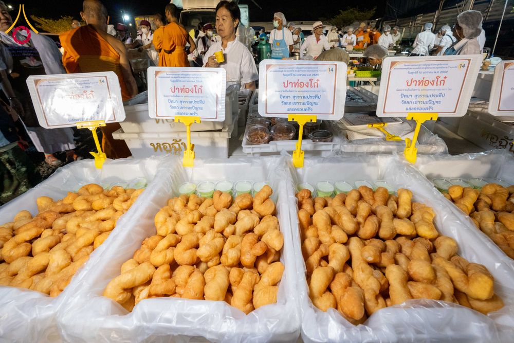 ภาพ No.295577:วันที่ 16 มกราคม พ.ศ. 2569 พิธีถวายภัตตาหารเป็นสังฆทาน แด่พระธรรมยาตรา ณ วัดโบสถ์บน ต.บางคูเวียง จ.นนทบุรี อนุสรณ์สถานลำดับที่ 4 สถานที่เกิดด้วยกายธรรม ในโครงการธรรมยาตรา กตัญญูบูชา มหาปูชนียาจารย์ พระมงคลเทพมุนี(สด จนฺทสโร) พระผู้ปราบมาร อนุสรณ์สถาน 7 แ