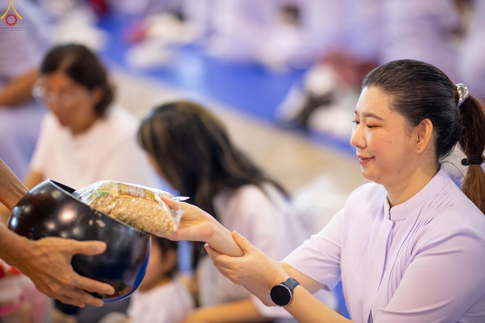 ภาพ No.337696:วันอาทิตย์ต้นเดือน 5 กรกฎาคม พ.ศ.2569 พิธีตักบาตรข้าวสารอาหารแห้ง  ณ บ้านแก้วเรือนทองคุณยายฯ วัดพระธรรมกาย