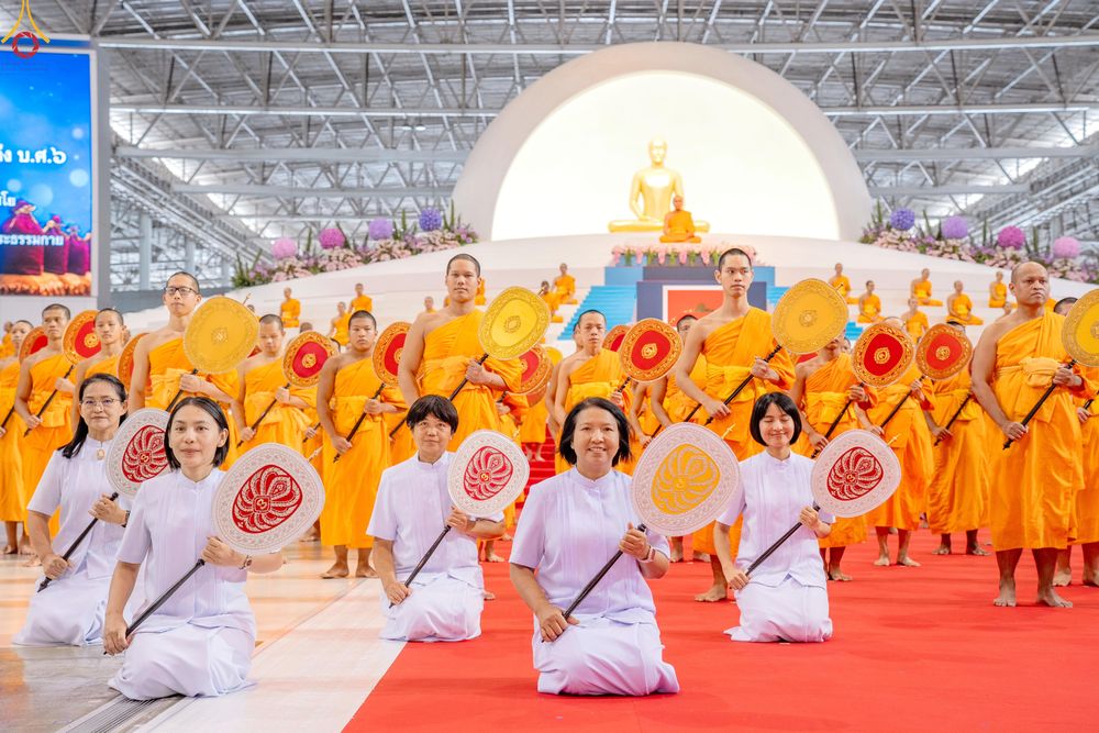 ภาพ No.339048:วันอาทิตย์ที่ 12 กรกฎาคม พ.ศ.2569 พิธีมุทิตาผู้สอบได้เปรียญธรรม ประโยค 1-2 ถึง ป.ธ.9 และ บ.ศ.1-2 ถึง บ.ศ.6 สำนักศาสนศึกษาวัดพระธรรมกาย ประจำปี 2569, พิธีมอบตราตั้งแต่งตั้งอาจารย์ใหญ่ สำนักศาสนศึกษาวัดพระธรรมกาย
