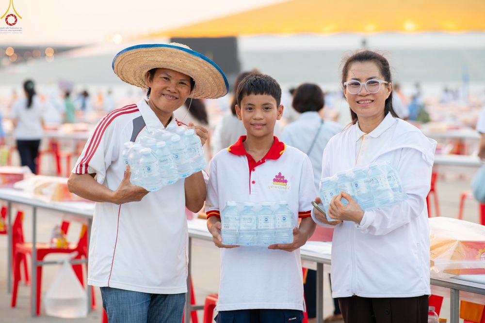 ภาพ No.322667:วันที่ 17 เมษายน พ.ศ.2569 การเรียงกล่องไทยธรรม เรียงน้ำดื่ม เรียงร่ม ณ ลานธรรมพระมหาธรรมกายเจดีย์ เพื่องานถวายมหาสังฆทาน 40,000 กว่าวัดทั่วประเทศ วันคุ้มครองโลก 22 เมษายน พ.ศ.2569 วัดพระธรรมกาย