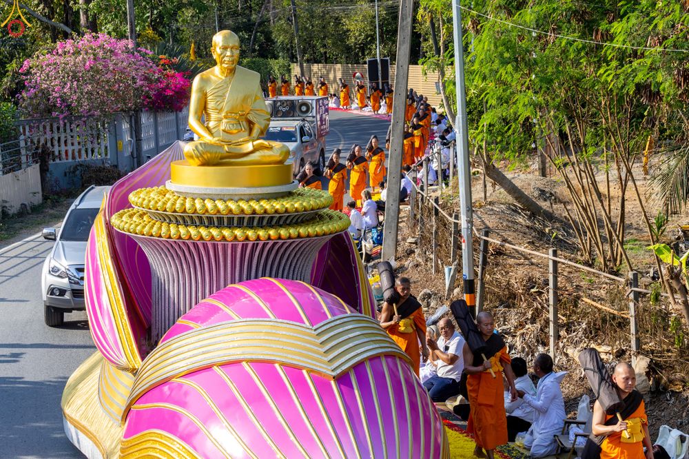 ภาพ No.290436:วันที่ 7 มกราคม พ.ศ. 2569 พิธีต้อนรับพระธรรมยาตรา ณ อนุสรณ์สถานลำดับที่ 2  สถานที่ตั้งมโนปณิธานบวชตลอดชีวิต อนุสรณ์สถานคลองบางนางแท่น (ภาพชุดที่ 2) อ.สามพราน จ.นครปฐม ในโครงการธรรมยาตรา กตัญญูบูชา มหาปูชนียาจารย์ พระมงคลเทพมุนี(สด จนฺทสโร) พระผู้ปราบมาร 