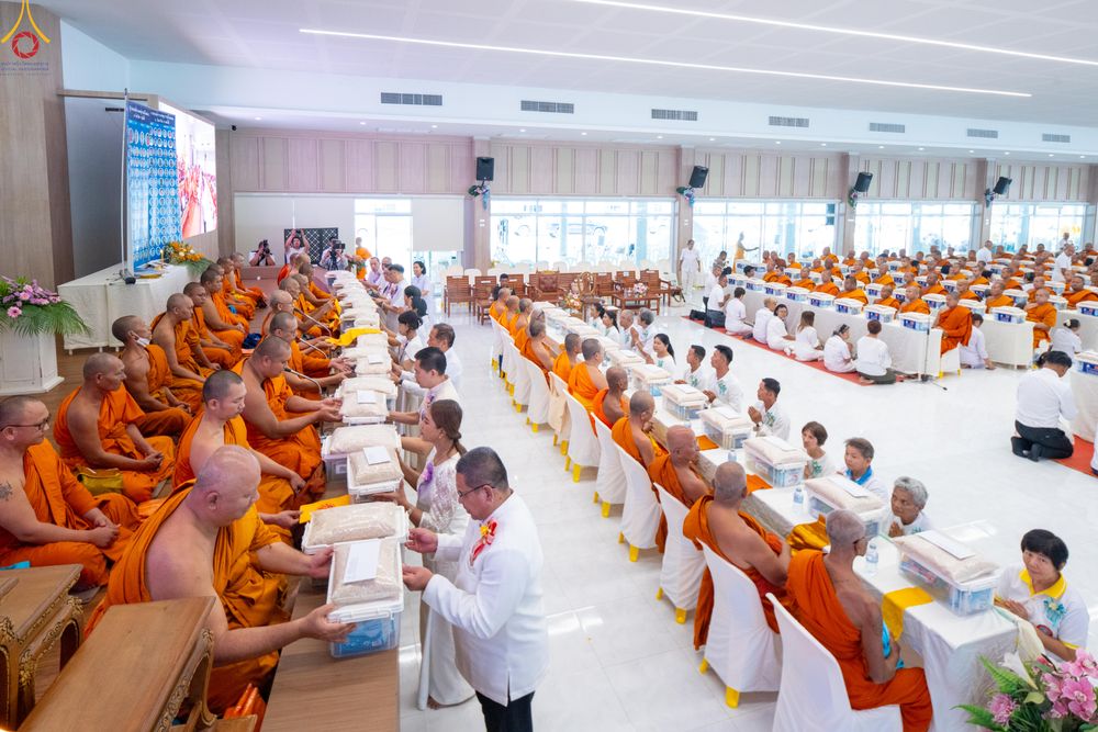 ภาพ No.328282:วันเสาร์ที่ 9 พฤษภาคม พ.ศ. 2569 พิธีตักบาตรแด่คณะสงฆ์ 323 วัด 4 จังหวัดชายแดนภาคใต้ พิธีถวายสังฆทานแด่คณะสงฆ์ 323 วัด ปีที่ 22 ครั้งที่ 185 พิธีมอบกองทุนหนุนแรงใจช่วยครูใต้ ปีที่ 19 ครั้งที่ 148 ณ ศูนย์ปฏิบัติธรรมภาคใต้