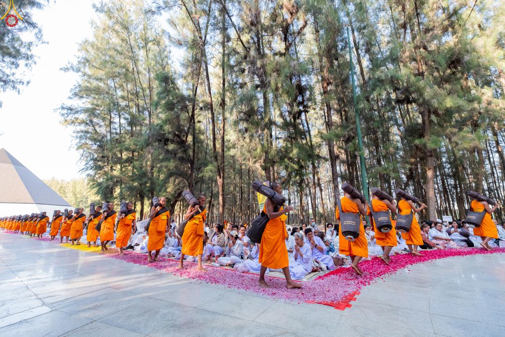 ภาพ No.292792:วันที่ 11 มกราคม พ.ศ. 2569 พิธีต้อนรับพระธรรมยาตรา ณ อนุสรณ์สถานลำดับที่ 3 สถานที่เกิดในเพศสมณะ วัดสองพี่น้อง อำเภอสองพี่น้อง จังหวัดสุพรรณบุรี ในโครงการธรรมยาตรา กตัญญูบูชา มหาปูชนียาจารย์ พระมงคลเทพมุนี(สด จนฺทสโร) พระผู้ปราบมาร อนุสรณ์สถาน 7 แห่ง ปีที