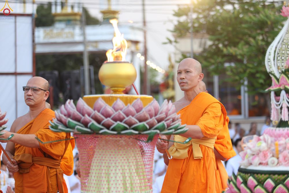 ภาพ No.297005:วันที่ 17 มกราคม พ.ศ. 2569 พิธีจุดประทีปถวายเป็นพุทธบูชา และบูชาธรรมมหาปูชนียาจารย์  ณ วัดโบสถ์บน ต.บางคูเวียง จ.นนทบุรี อนุสรณ์สถานลำดับที่ 4 สถานที่เกิดด้วยกายธรรม ในโครงการธรรมยาตรา กตัญญูบูชา มหาปูชนียาจารย์ พระมงคลเทพมุนี(สด จนฺทสโร) พระผู้ปราบมาร อ