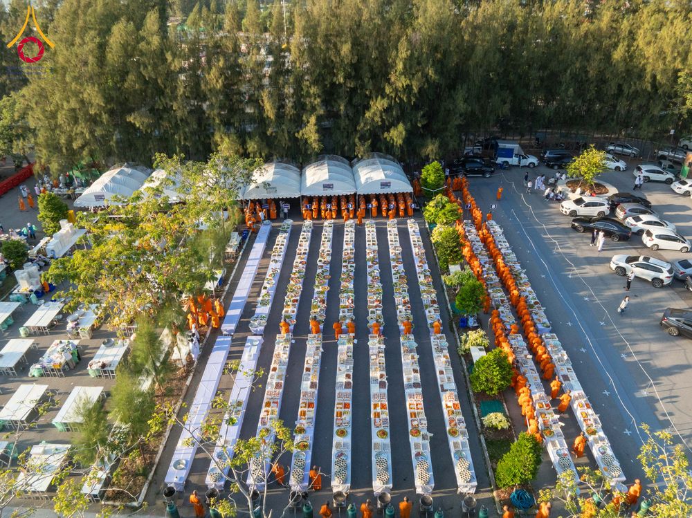 ภาพ No.288153:วันที่ 4 มกราคม พ.ศ. 2569 พิธีถวายภัตตาหารเป็นสังฆทาน แด่พระธรรมยาตรา ในโครงการธรรมยาตรา กตัญญูบูชา มหาปูชนียาจารย์ พระมงคลเทพมุนี(สด จนฺทสโร) พระผู้ปราบมาร อนุสรณ์สถาน 7 แห่ง ปีที่ 14 ณ อนุสรณ์สถานมหาวิหารพระมงคลเทพมุนี (โลตัสแลนด์) อ.สองพี่น้อง จ.สุพรร