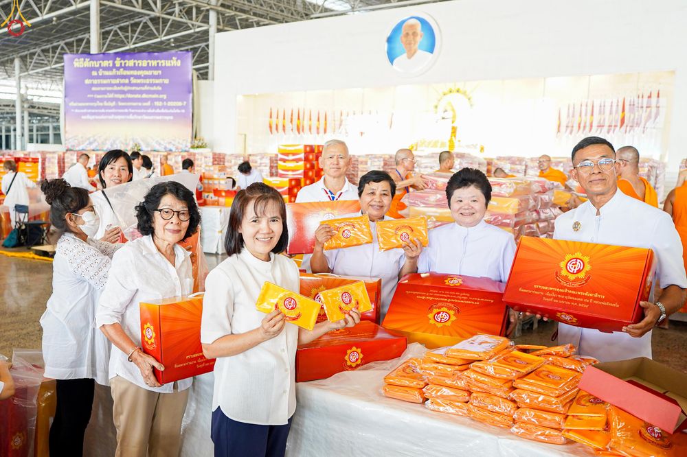 ภาพ No.321168:วันที่ 10-11 เมษายน พ.ศ.2569 การเตรียมกล่องไทยธรรม และการติดผ้ารับประเคน เพื่องานถวายมหาสังฆทาน 40,000 กว่าวัดทั่วประเทศ วันคุ้มครองโลก 22 เมษายน พ.ศ.2569 วัดพระธรรมกาย