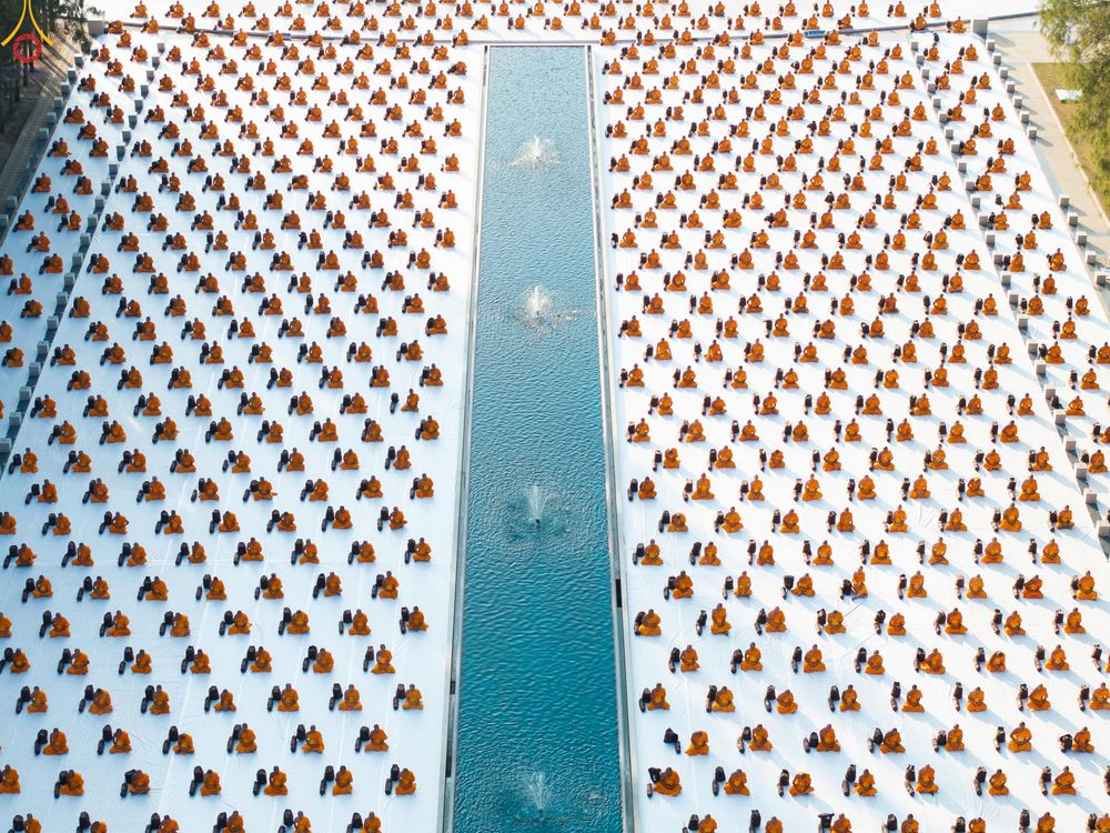 ภาพ No.281581:วันที่ 24 ธันวาคม พ.ศ.2568 พระธรรมยาตรา ปฏิบัติธรรม และถ่ายภาพหมู่ประวัติศาสตร์ ณ ลานหน้ามหาวิหารพระมงคลเทพมุนีฯ วัดพระธรรมกาย