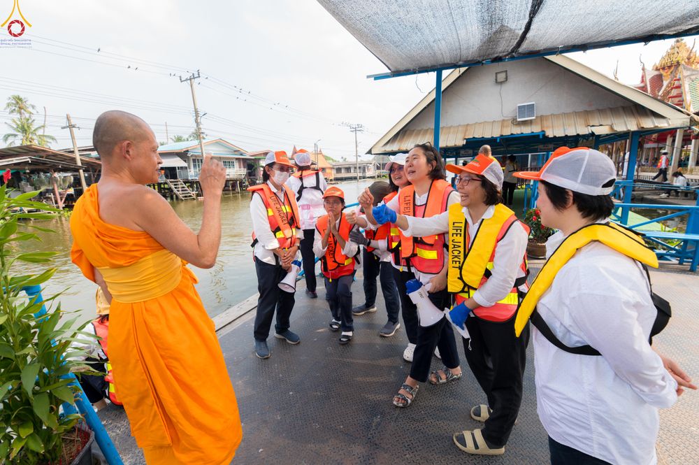 ภาพ No.300593:ภาพเบื้องหลังอาสาสมัครรวมใจ ชุดที่ 3 ในโครงการธรรมยาตรา กตัญญูบูชา มหาปูชนียาจารย์ พระมงคลเทพมุนี(สด จนฺทสโร) พระผู้ปราบมาร อนุสรณ์สถาน 7 แห่ง ปีที่ 14