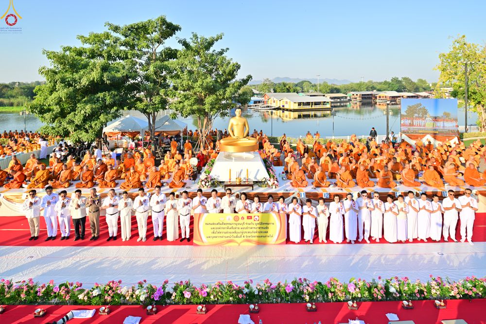 ภาพ No.284221:วันเสาร์ที่ 20 ธันวาคม พ.ศ.2568  พิธีตักบาตรพระ 10,000 รูป เนื่องในโอกาส 194 ปี จังหวัดกาญจนบุรี และอุทิศส่วนกุศลให้แด่บรรพชนทั้งหลาย บริเวณถนนสองแคว (Skywalk) เมืองกาญจนบุรี