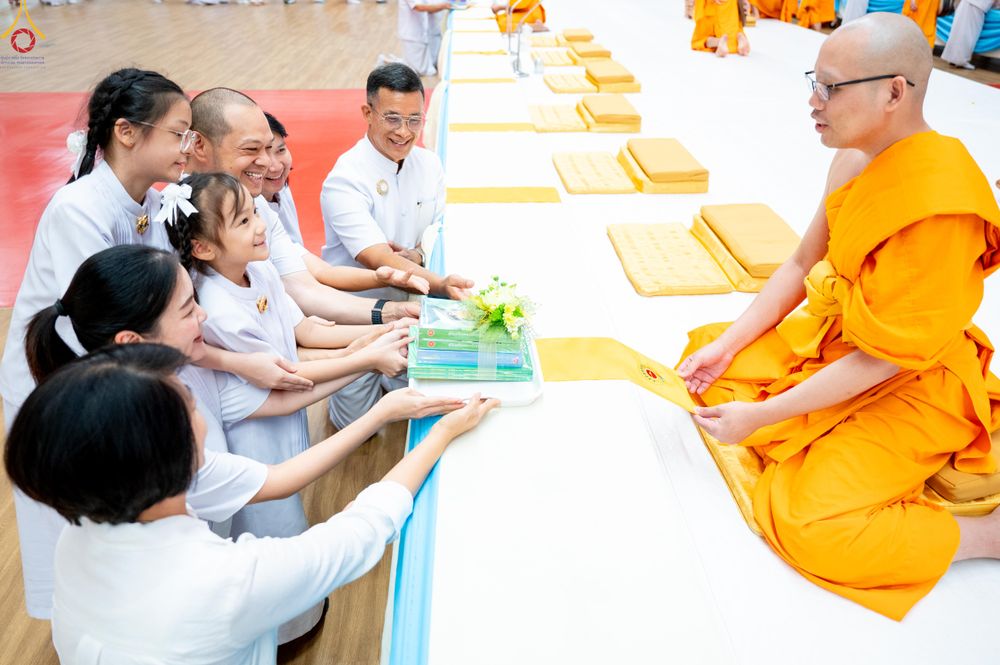 ภาพ No.329113:วันอาทิตย์ที่ 17 พฤษภาคม พ.ศ.2569 พิธีร่วมบุญการศึกษาพระภิกษุสามเณร (หนังสือบาลี นักธรรม ทางก้าวหน้า World-Pec) ณ ห้องแก้วสารพัดนึก 2 วัดพระธรรมกาย