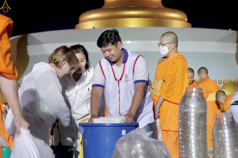 ภาพ No.306624:ภาพเบื้องหลังอาสาสมัครรวมใจ ชุดที่ 5 ในโครงการธรรมยาตรา กตัญญูบูชา มหาปูชนียาจารย์ พระมงคลเทพมุนี(สด จนฺทสโร) พระผู้ปราบมาร อนุสรณ์สถาน 7 แห่ง ปีที่ 14