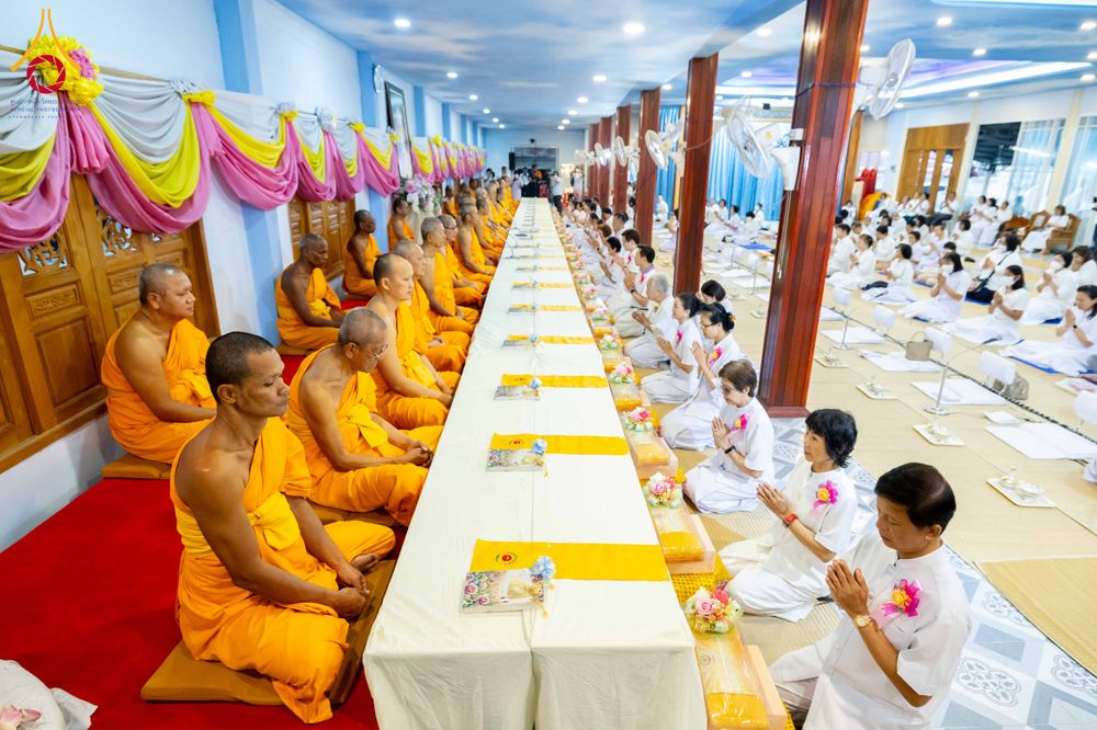 ภาพ No.295544:วันที่ 16 มกราคม พ.ศ. 2569 พิธีถวายภัตตาหารเป็นสังฆทาน แด่พระธรรมยาตรา ณ วัดโบสถ์บน ต.บางคูเวียง จ.นนทบุรี อนุสรณ์สถานลำดับที่ 4 สถานที่เกิดด้วยกายธรรม ในโครงการธรรมยาตรา กตัญญูบูชา มหาปูชนียาจารย์ พระมงคลเทพมุนี(สด จนฺทสโร) พระผู้ปราบมาร อนุสรณ์สถาน 7 แ