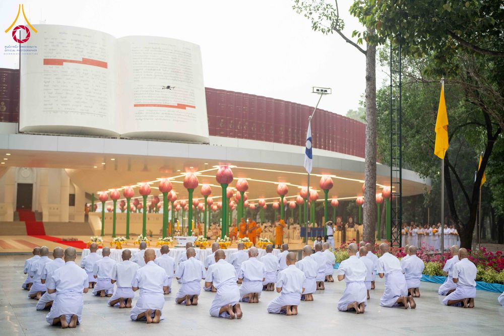 ภาพ No.298103:วันเสาร์ที่ 17 มกราคม พ.ศ. 2569 พิธีบรรพชาอุปสมบท โครงการอุปสมบทหมู่ บูชาธรรมครบ 117 ปี คุณยายอาจารย์มหารัตนอุบาสิกาจันทร์ ขนนกยูง  ณ อุโบสถพระไตรปิฎก วัดพระธรรมกาย