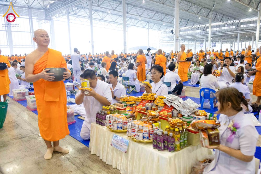 ภาพ No.308476:วันที่ 1 กุมภาพันธ์ พ.ศ. 2569 พิธีตักบาตรข้าวสารอาหารแห้ง ณ บ้านแก้วเรือนทองคุณยาย สภาธรรมกายสากล วัดพระธรรมกาย