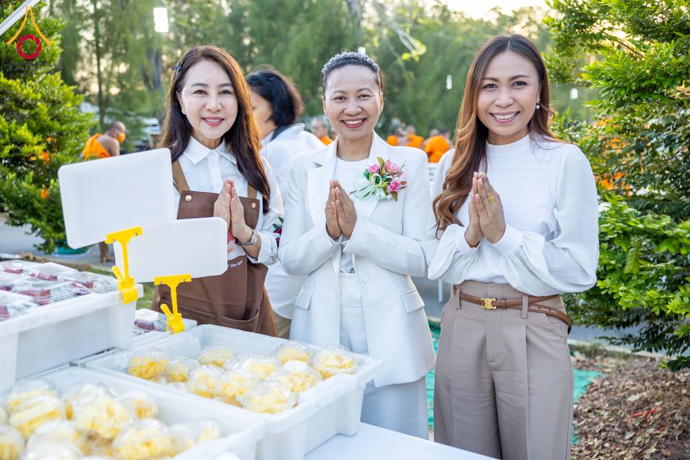 ภาพ No.288885:วันที่ 6 มกราคม พ.ศ. 2569 พิธีถวายภัตตาหารเป็นสังฆทาน แด่พระธรรมยาตรา ในโครงการธรรมยาตรา กตัญญูบูชา มหาปูชนียาจารย์ พระมงคลเทพมุนี(สด จนฺทสโร) พระผู้ปราบมาร อนุสรณ์สถาน 7 แห่ง ปีที่ 14 ณ อนุสรณ์สถานมหาวิหารพระมงคลเทพมุนี (โลตัสแลนด์) อ.สองพี่น้อง จ.สุพรร