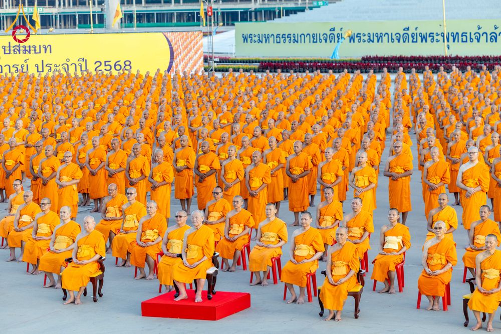 ภาพ No.285241:วันจันทร์ที่ 15 ธันวาคม พ.ศ.2568  บันทึกภาพหมู่ประวัติศาสตร์ โครงการบรรพชาอุปสมบทหมู่  รุ่นบูชาธรรมมหาปูชนียาจารย์ ประจำปี 2568 ณ ลานธรรมมหาธรรมกายเจดีย์ วัดพระธรรมกาย